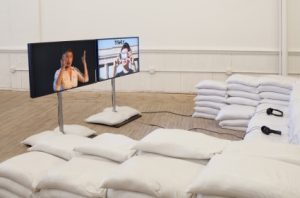 Bildsujet Ausstellung krieg kuratieren: Installation von Hito Steyerl, "Is the Museum a Battlefield?", 2013 (Two channel digital video, sound, Artists Space, New York)