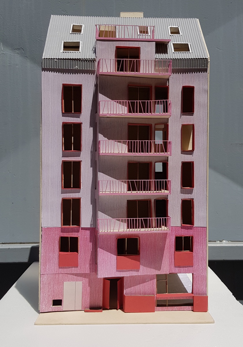 Modell aus Pappe mit rosa Fassade und Balkonen und Fenstern in verschiednenen Rosatönen
