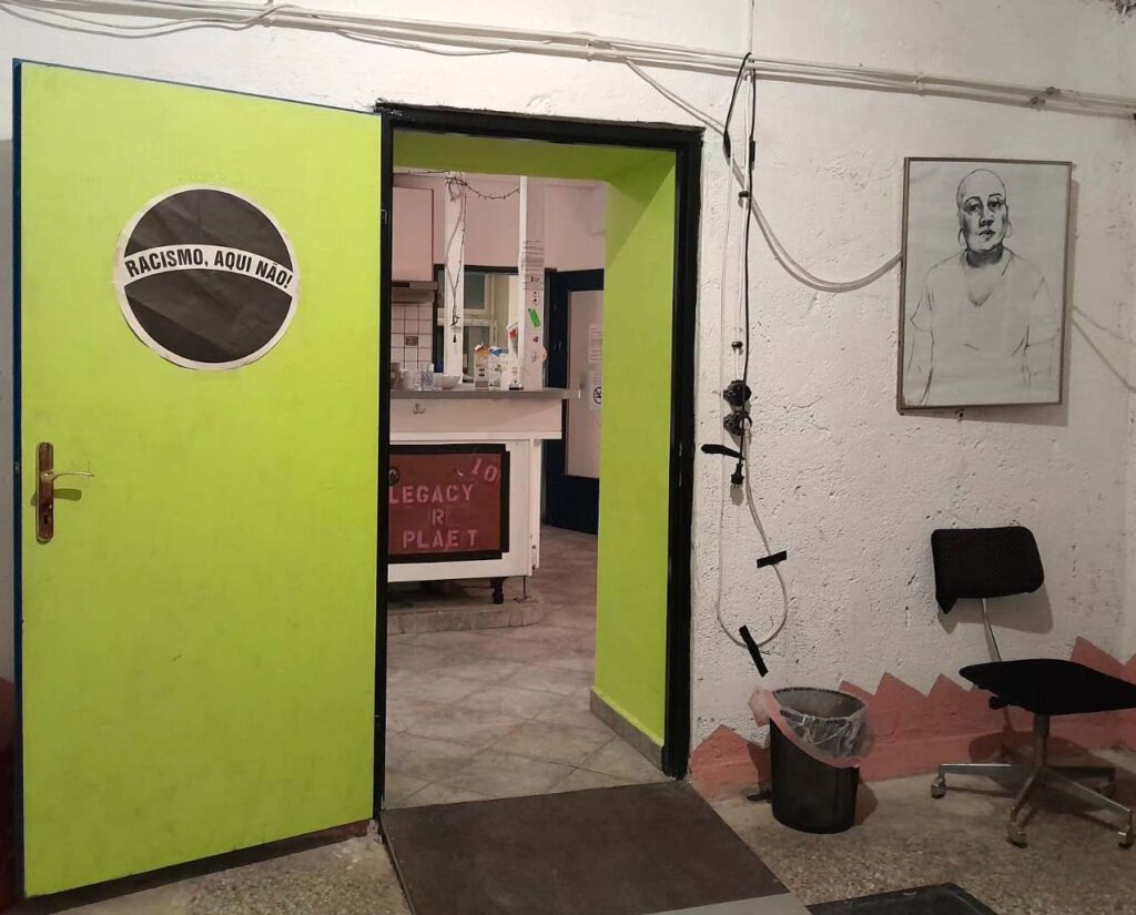 Die Garage mit dem Bild der Gründerin Linda Nkechi Louis