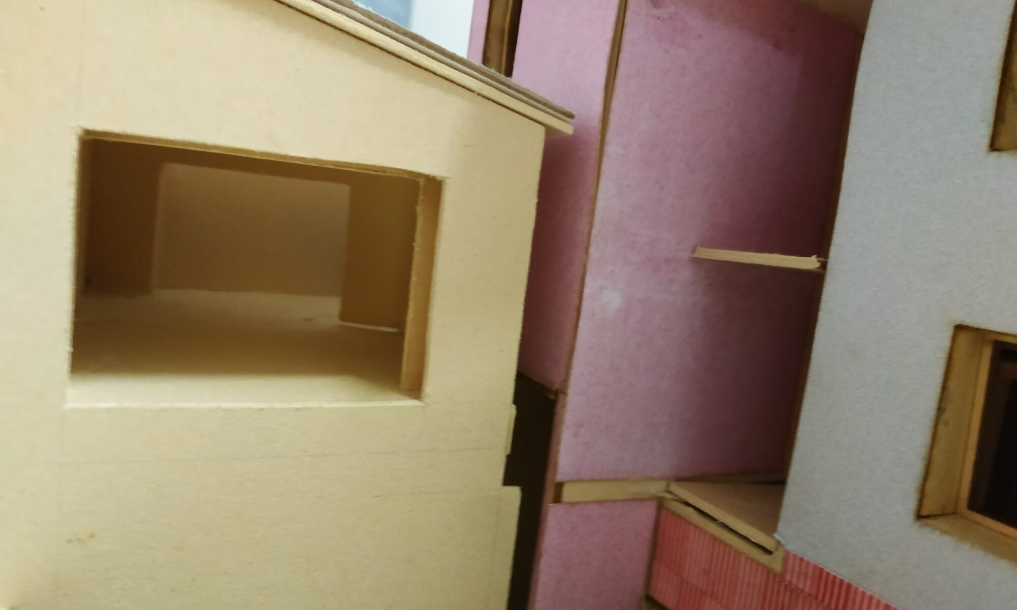 Modell Planet 10 Aufbau Detail rosa Wände, Garage, Stiegenhaus