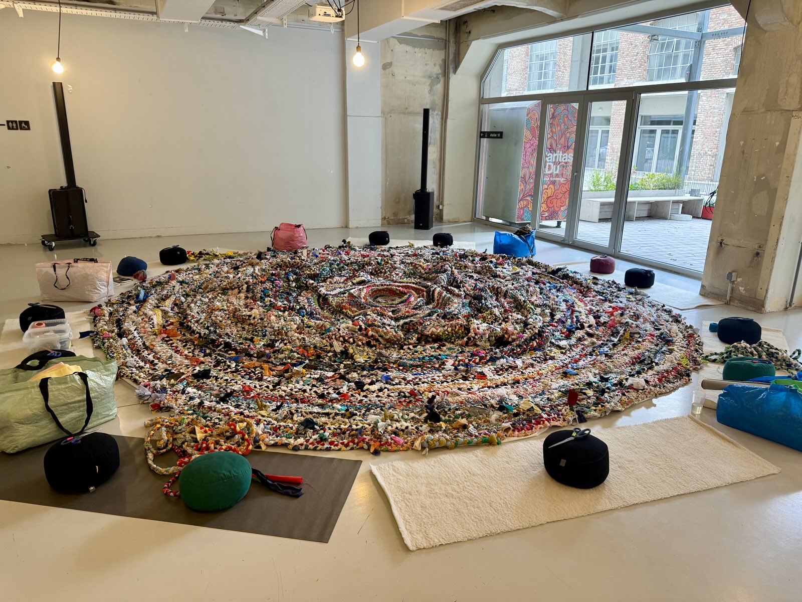 Der Teppich und rund herum Sitzpölster