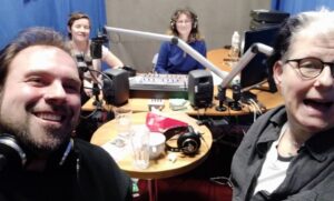 Im Radiostudio: Eray, Bernadette, Andreea, Louis